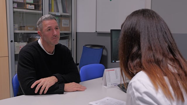 Colloquio medico anestesista e paziente in vista dell'intervento chirurgico. Valutazione delle condizioni generali e la salute del paziente