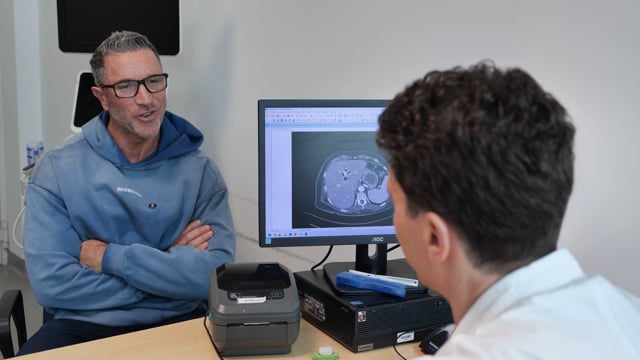 Visita ambulatoriale medico endoscopista e paziente